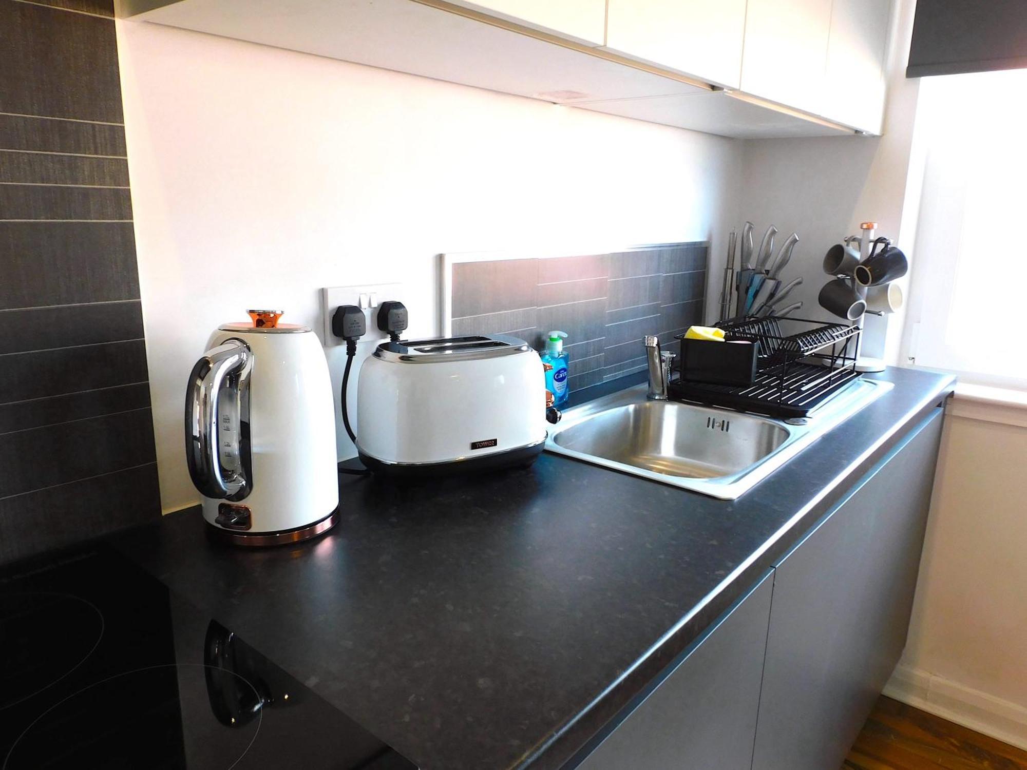 Newly Refurbished 1 Bed Apt In Hamilton Close To Station And Local Amenities Exterior photo